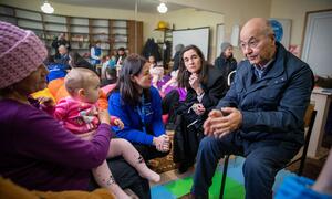 UN High Commissioner for Refugees Barham Salih visits a UNHCR-supported transit centre in Zaporizhzhia, Ukraine, speaking with displaced families including Nina and her granddaughter Milana, who were evacuated from frontline areas.