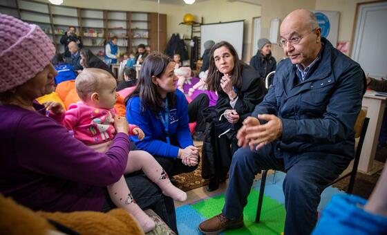 联合国难民事务高级专员萨利赫在乌克兰的一个过渡中心看望流离失所家庭。