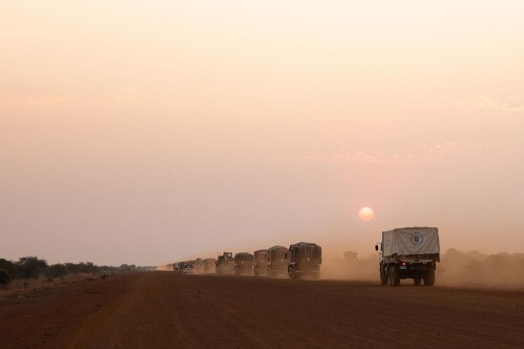 Автоколонна грузовиков ВПП, перевозящих продовольственную помощь, в Южном Судане.