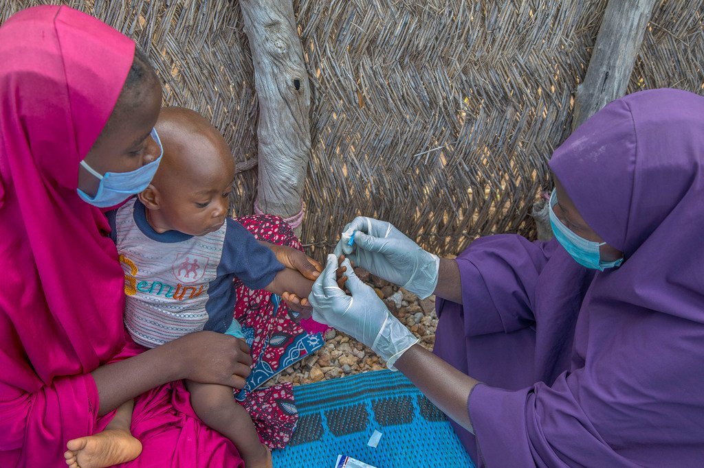 Un bebé recibe una prueba de malaria en el estado de Adamawa, Nigeria.