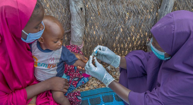 طفل يحصل على اختبار الملاريا في ولاية أداماوا بنيجيريا.