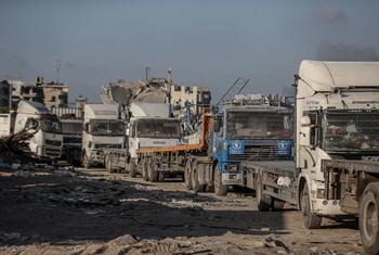 Os caminhões que transportam ajuda humanitária dentro de Gaza aguardam autorização para prosseguir (arquivo)
