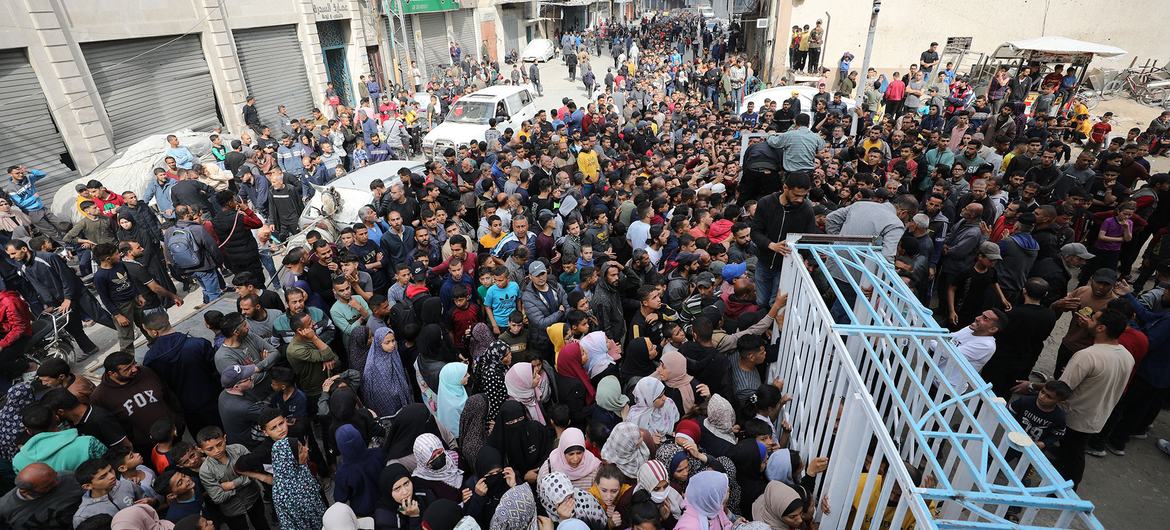 Multidões se reúnem em uma padaria na Cidade de Gaza que reabriu após 170 dias