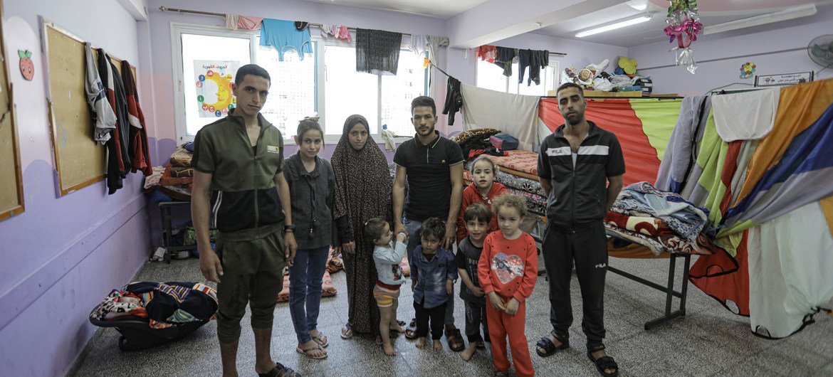 Las familias de Gaza cuyas casas han quedado destruidas por los ataques con cohetes se alojan en las escuelas de la UNRWA.