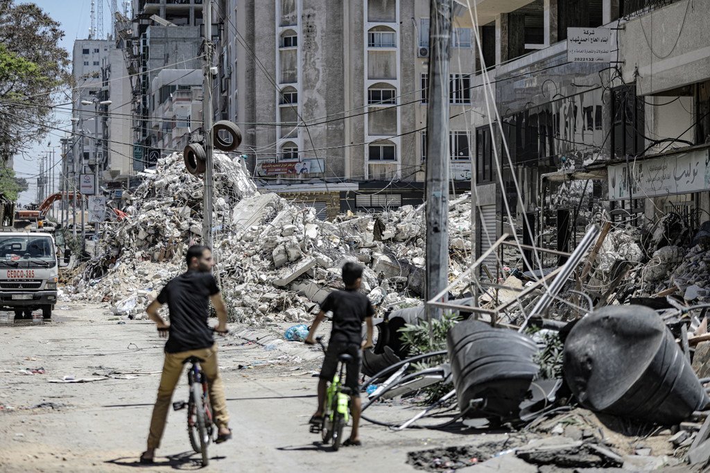 以色列的空袭后，加沙市的这个高层建筑街区变为了一片废墟。