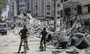 以色列的空袭后，加沙市的这个高层建筑街区变为了一片废墟。