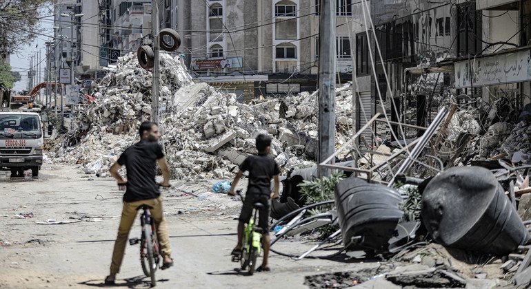 أحد الأبراج المدمرة في مدينة غزة في أعقاب غارة جوية إسرائيلية.
