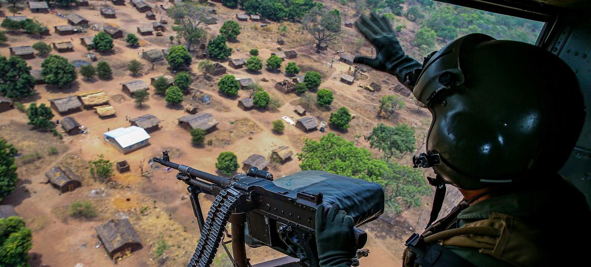 تعمل بعثة الأمم المتحدة في جمهورية أفريقيا الوسطى (مينوسكا) على الحد من تأثير الجماعات المسلحة غير الشرعية.