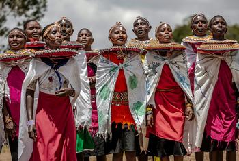 На фото: представители африканского коренного народа масаи. 