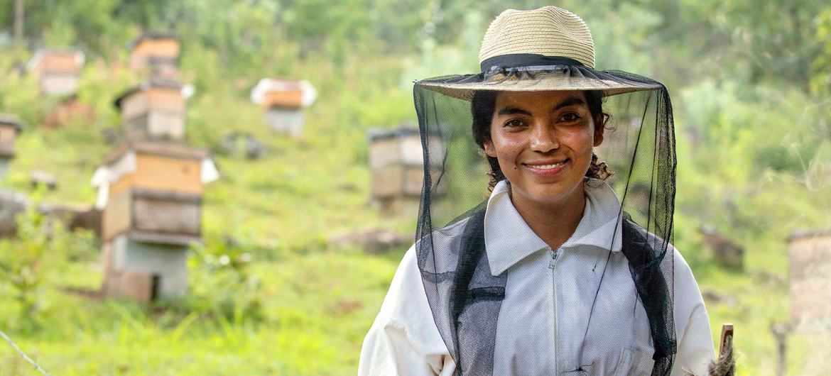 Oralia Ruano Lima fue una de las primeras mujeres de su comunidad indígena en unirse a un proyecto empresarial exclusivamente femenino como apicultora.