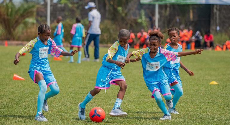 Des filles jouent au football en République démocratique du Congo.