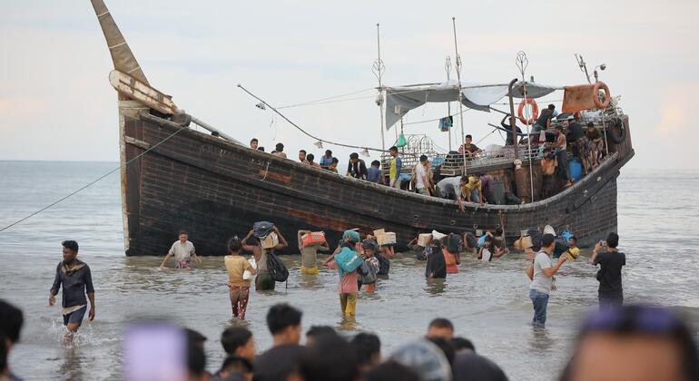 Wakimbizi wa Rohingya wanabeba mali zao kutoka kwenye mashua ya mbao hadi pwani ya Ulee Madon katika Aceh Kaskazini, Indonesia.