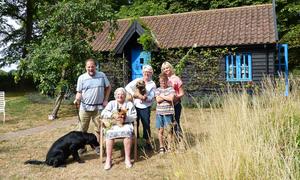 From left to right: Laurens, Laurens' mother Silvia, Jane, Sasha, Oksana, and dogs Tess, Mischou, and Alfie.