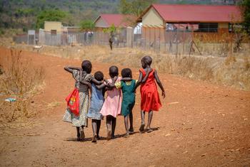 من الأرشيف: طفلات لاجئات من جنوب السودان يعدن إلى ديارهن بعد المدرسة في مخيم نيومانزي للاجئين في أوغندا.