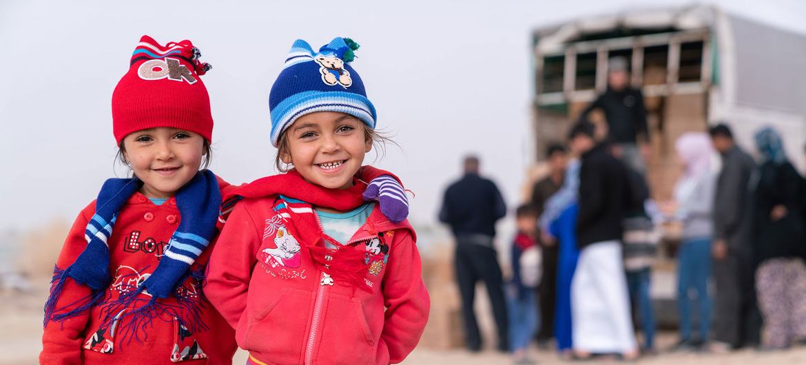 Сирийские девочки в Иордании, получившие зимнюю одежду от ЮНИСЕФ. 