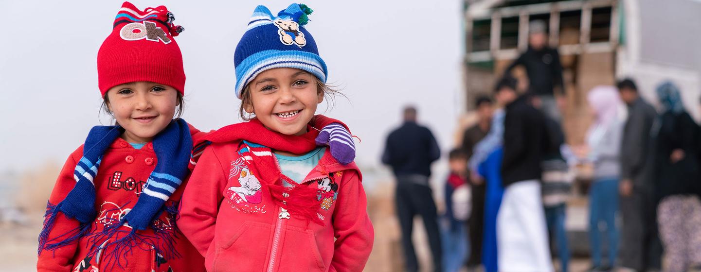 Des réfugiés syriens reçoivent des vêtements d'hiver en Jordanie. (archives)