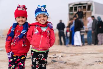 叙利亚难民在约旦接受冬季衣物包。（资料图）