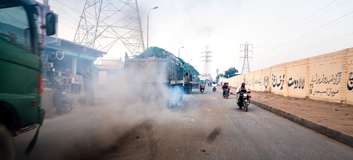 В глобальном масштабе основным источником загрязнения воздуха является человеческая деятельность.