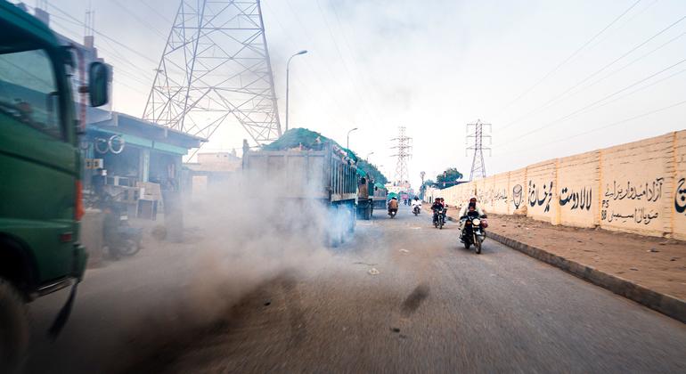 शहरी इलाक़ों में, परिवहन वाहन भी वायु प्रदूषण बढ़ाने के एक प्रमुख कारण हैं.