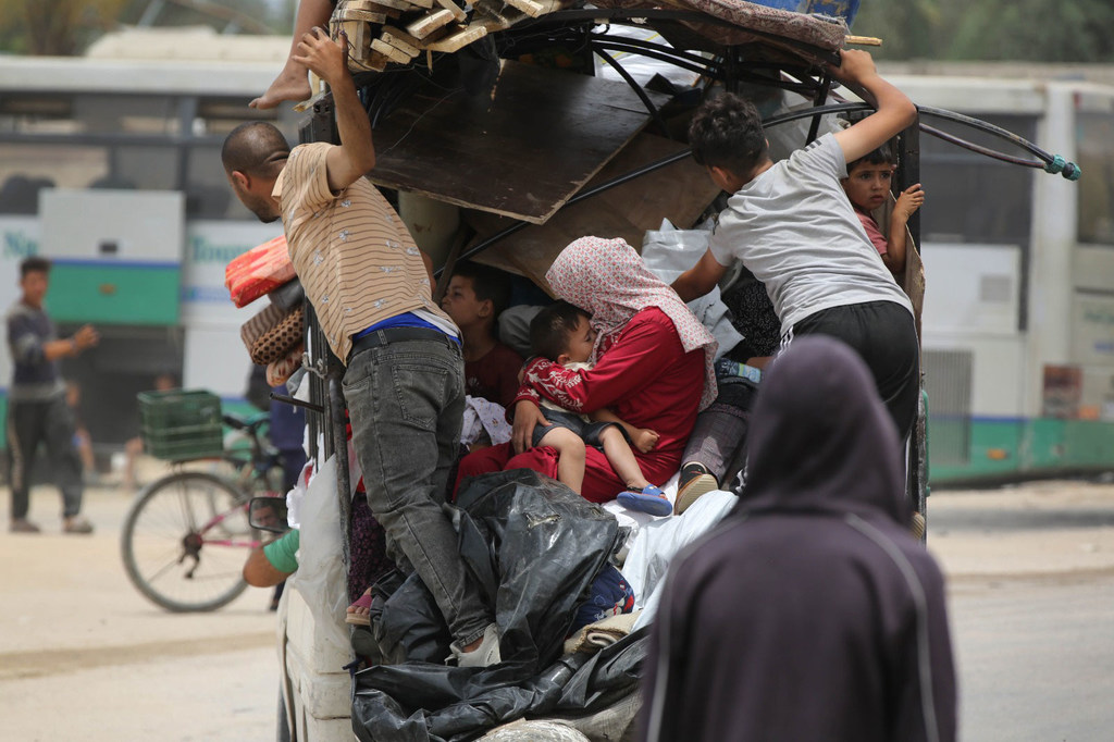 Une famille quittant Rafah, dans le sud de la bande de Gaza.