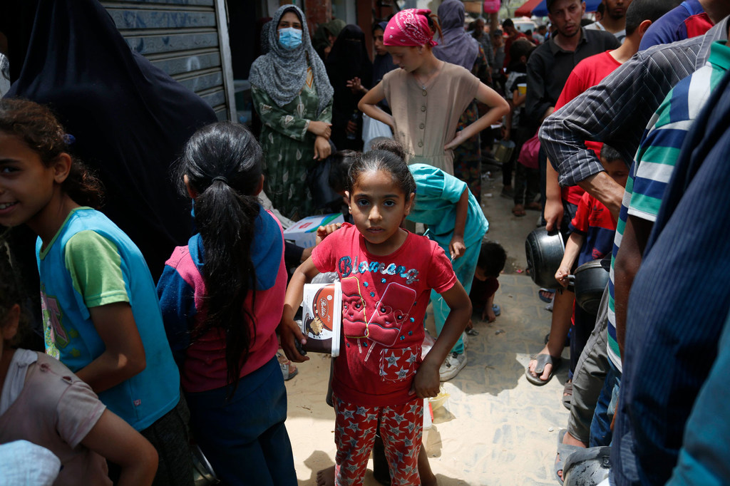 Des gens font la queue à Gaza pour de la nourriture.