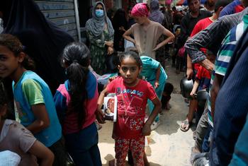 Gente haciendo cola para conseguir comida en Gaza.