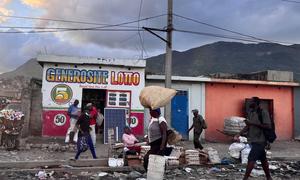 Decenas de miles de personas han sido desplazadas en Haití debido a la violencia de las bandas.