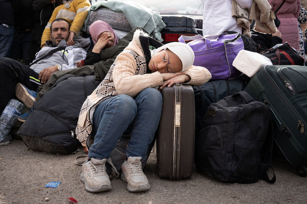 Des familles syriennes attendent de traverser la frontière avec le Liban.