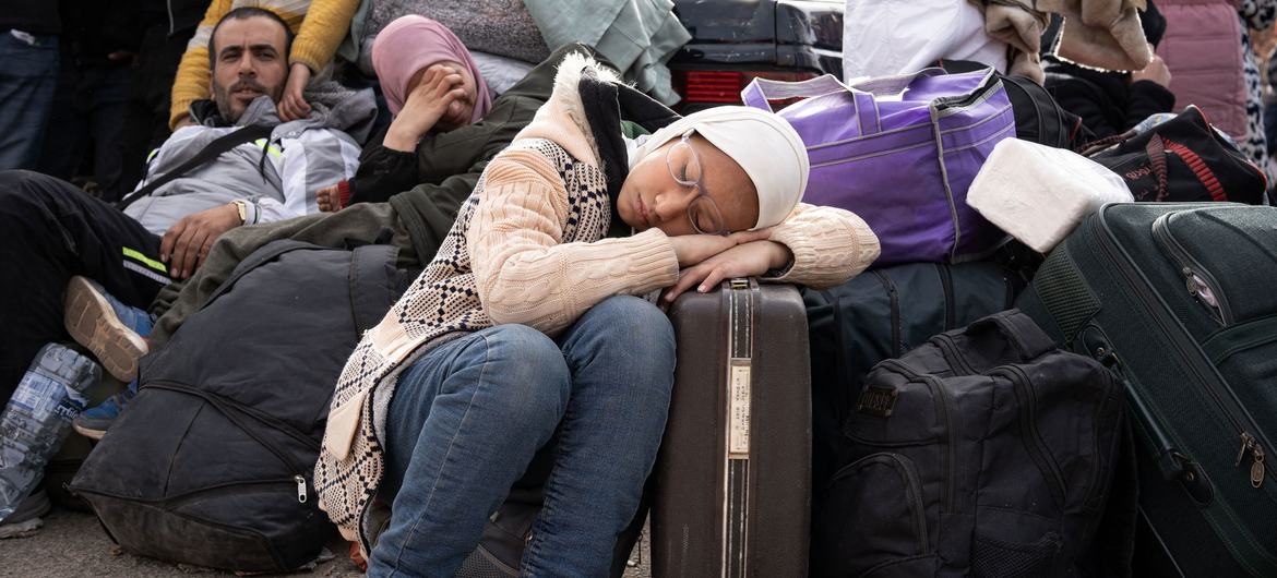 Des familles syriennes attendent de traverser la frontière avec le Liban.
