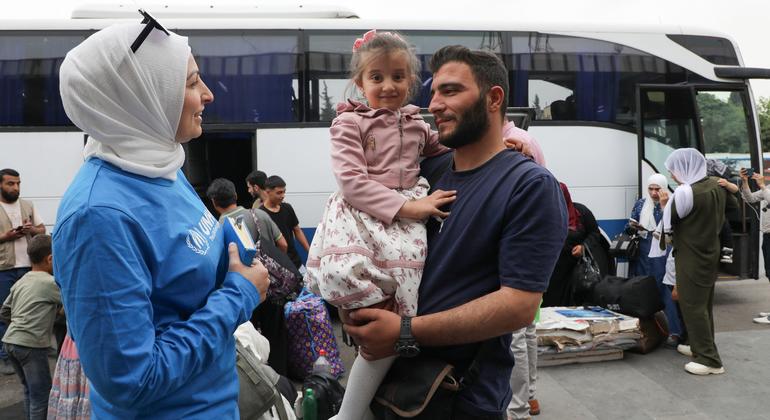 Se presta apoyo a los refugiados sirios que regresan a casa desde Jordania. Se presta apoyo a los refugiados sirios que regresan a casa desde Jordania.
