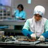 Женщина работает на заводе электроники в Цикаранге, Индонезия.