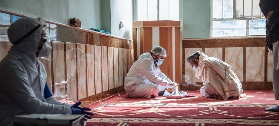 IOM staff carry out COVID-19 screening and awareness-raising sessions for communities in Herat Province.