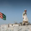 अफ़ग़ानिस्तान और पाकिस्तान के सीमावर्ती इलाक़े में, एक लड़का, पैदल यात्रा करते हुए. (फ़रवरी 2021)