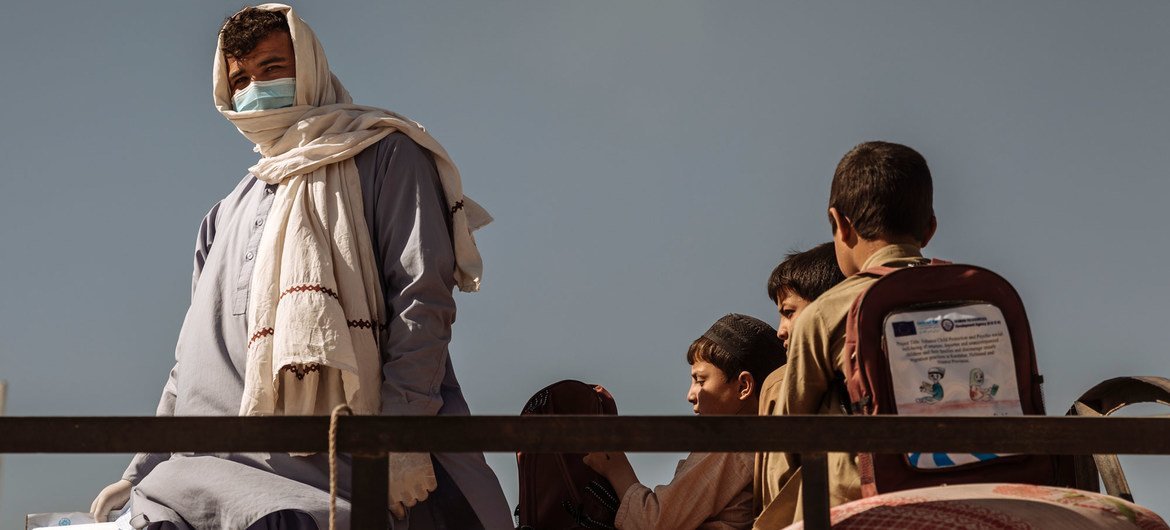 Mustafa crosses the Spin Boldak border in February 2021 with his children.