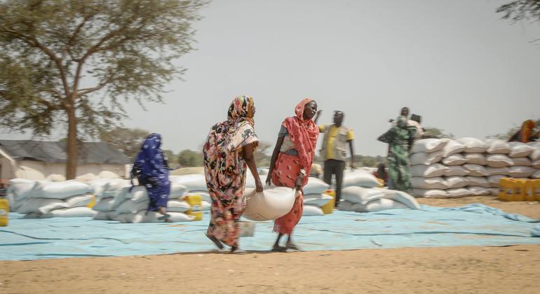 चाड में पहुँचे सूडानी शरणार्थियों को, संयुक्त राष्ट्र द्वारा खाद्य सहायता का वितरण.