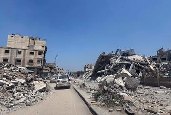 اقوام متحدہ کی گاڑیاں ملبے کا ڈھیر بنے غزہ کی گلیوں میں سے گزر رہی ہیں۔