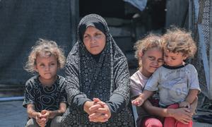 Una mujer con sus hijos en el norte de Gaza