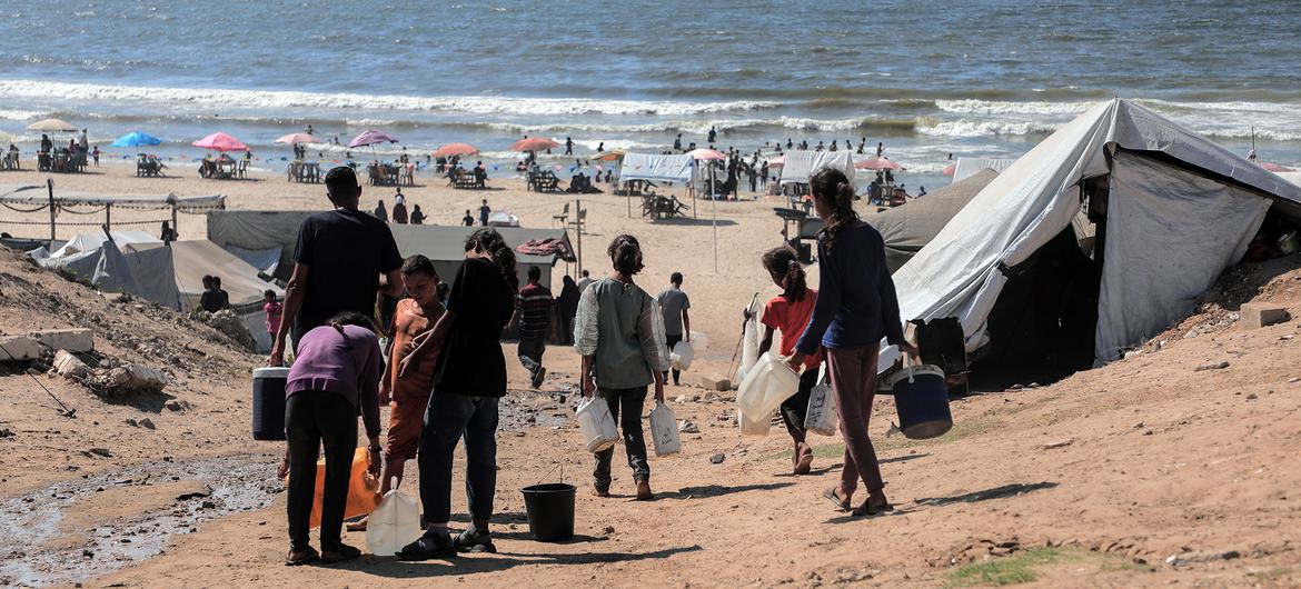 Familles déplacées dans les zones côtières de Gaza.