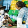 अफ़्रीका क्षेत्र में, कोविड-19 के संक्रमण मामलों की संख्या में कमी दर्ज की जा रही है. रवाण्डा में टीकाकरण के एक दृश्य.