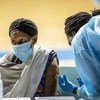 在像卢旺达这样的发展中国家，高危人群正在优先受到新冠疫苗接种。