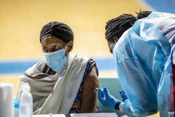 En países en desarrollo como Rwanda, los grupos de población de alto riesgo tienen prioridad para recibir la vacuna contra el COVID-19