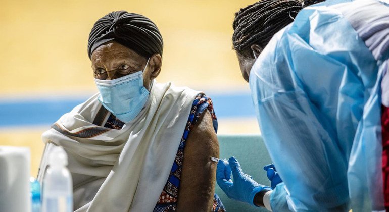 En países en desarrollo como Rwanda, los grupos de población de alto riesgo tienen prioridad para recibir la vacuna contra el COVID-19
