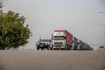 من الأرشيف: شاحنات محملة بالمساعدات الإنسانية تتجه من تركيا إلى معبر باب الهوى الحدودي في سوريا في كانون الأول /ديسمبر 2022.