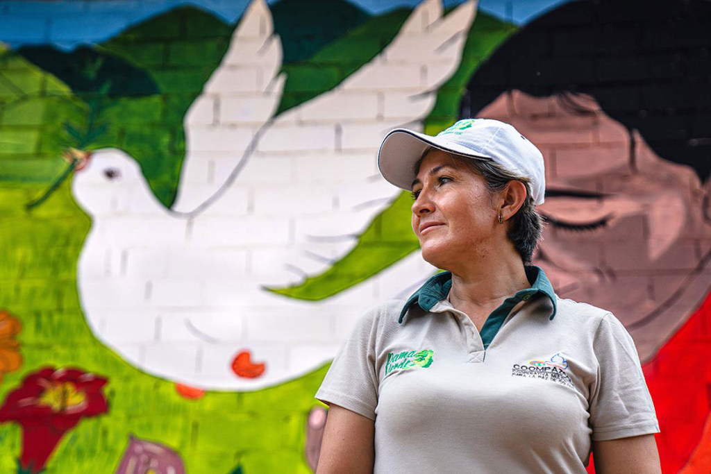 Una excombatiente en Colombia es ahora líderesa comunitaria tras el Acuerdo de Paz de 2016 con el gobierno.