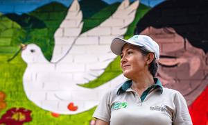 Una excombatiente en Colombia es ahora líderesa comunitaria tras el Acuerdo de Paz de 2016 con el gobierno.