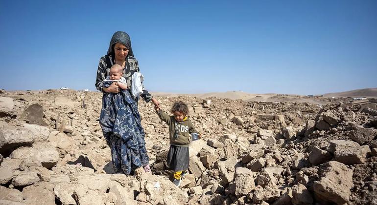 在阿富汗,支持妇女和她们的儿童的人道资源正在减少.