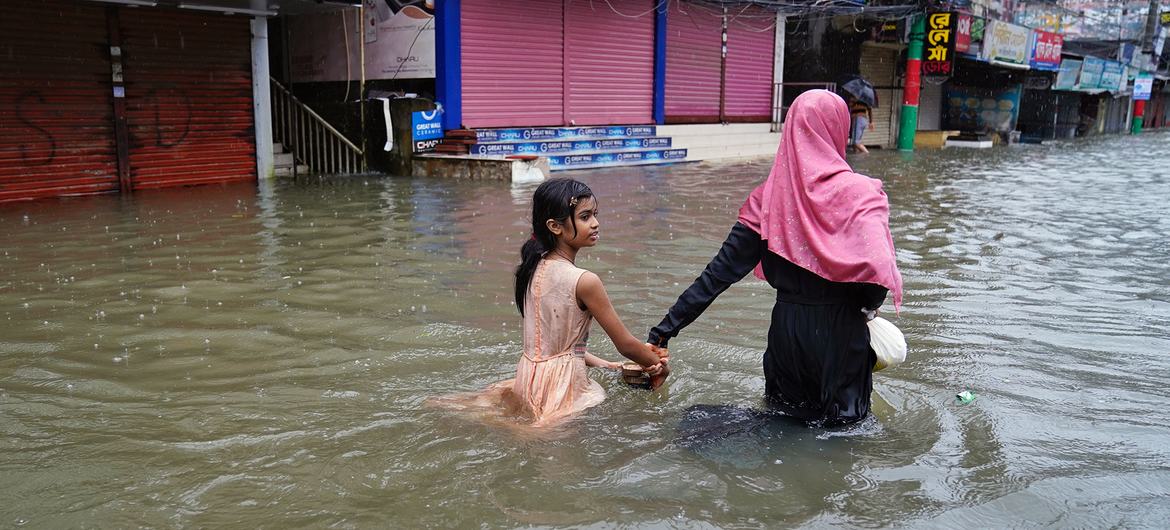 बांग्लादेश में भी हाल के वर्षों में, बारिश और बाढ़ ने भारी तबाही मचाई है.