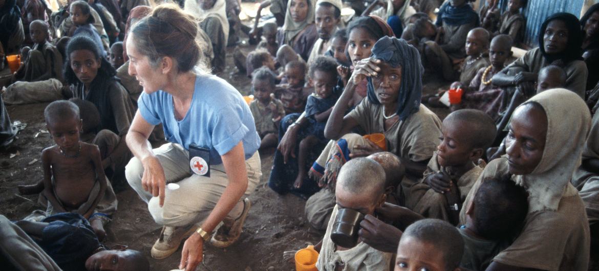 Un giovane operatore della Croce Rossa britannica assiste le vittime della siccità in un campo a Bati, in Etiopia, nel 1984.