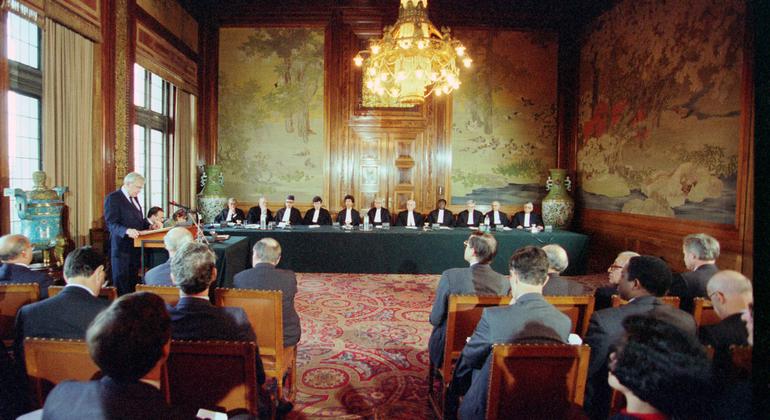 Заседание Гаагского трибунала в 1993 году. 