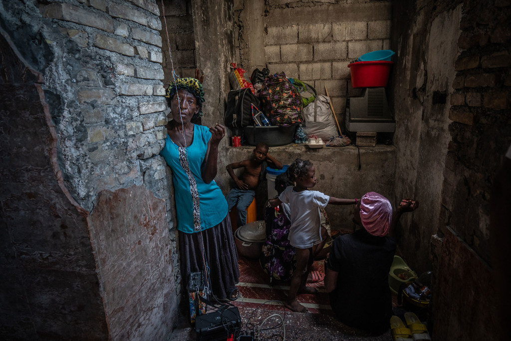 Des femmes et des enfants haïtiens déplacés s'abritent dans un théâtre du centre de Port-au-Prince.